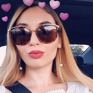 Meet your Posher, Alexis